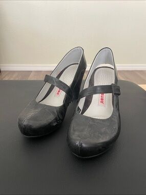 Tsubo Black Mary Jane Heels with Strap